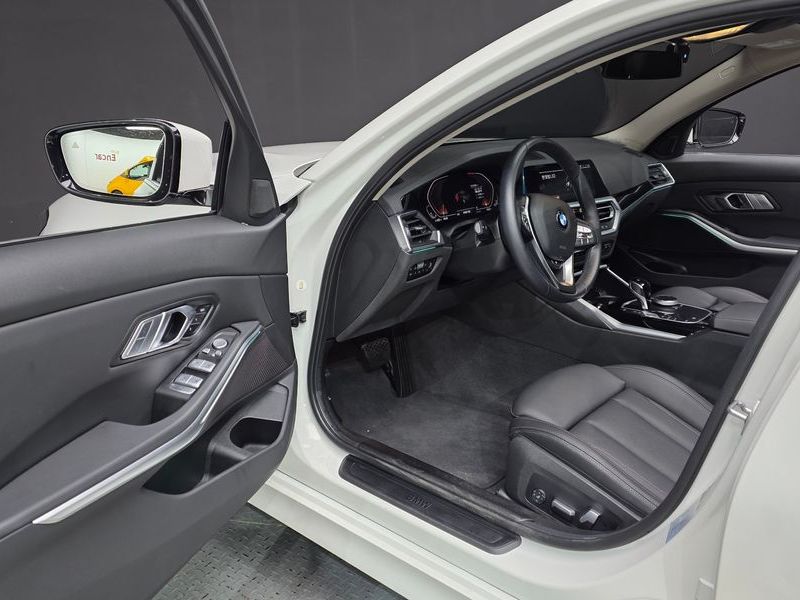 2022 BMW 3 Series 320i photo 10