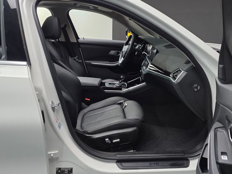 2022 BMW 3 Series 320i photo 11