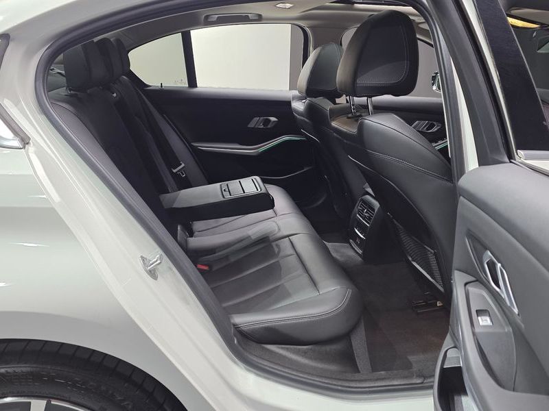 2022 BMW 3 Series 320i photo 12
