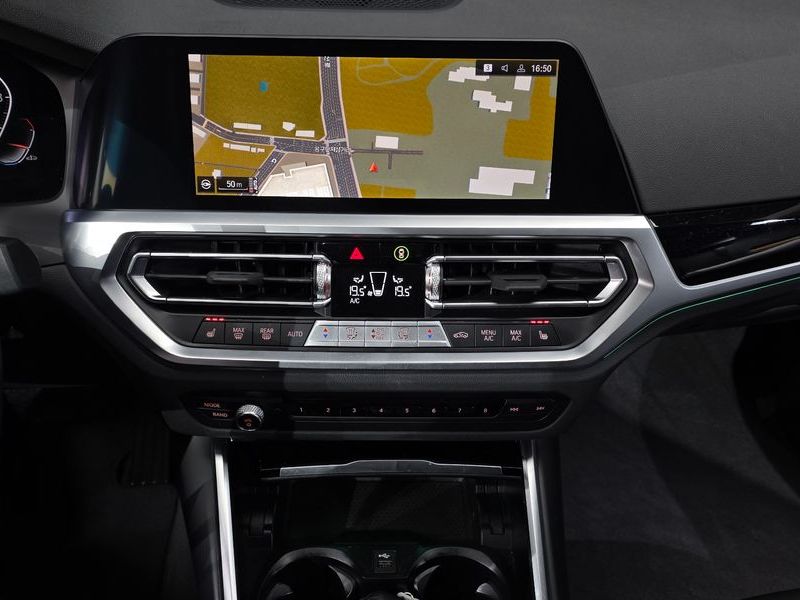 2022 BMW 3 Series 320i photo 14