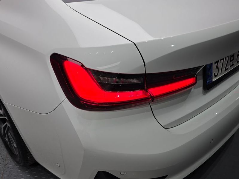 2022 BMW 3 Series 320i photo 23