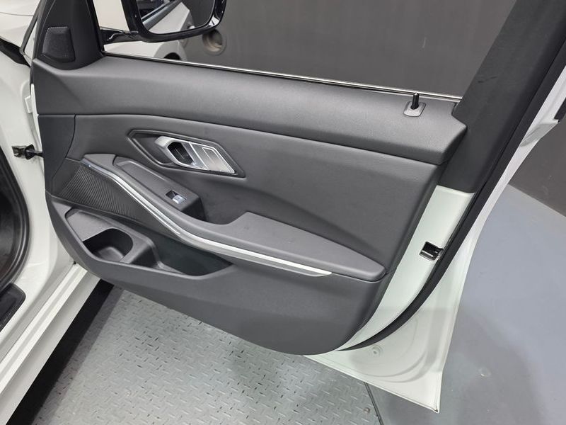 2022 BMW 3 Series 320i photo 24
