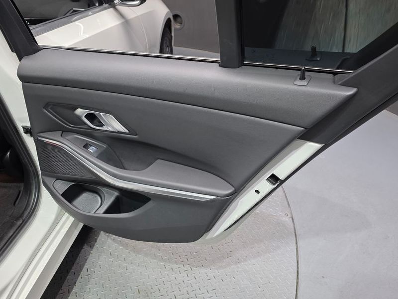 2022 BMW 3 Series 320i photo 25