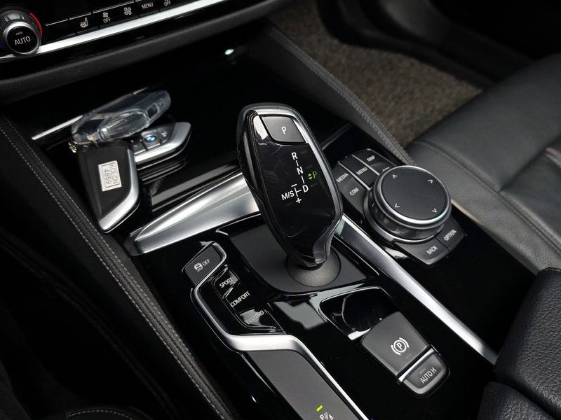 2018 BMW 5 Series 520i Luxury photo 9