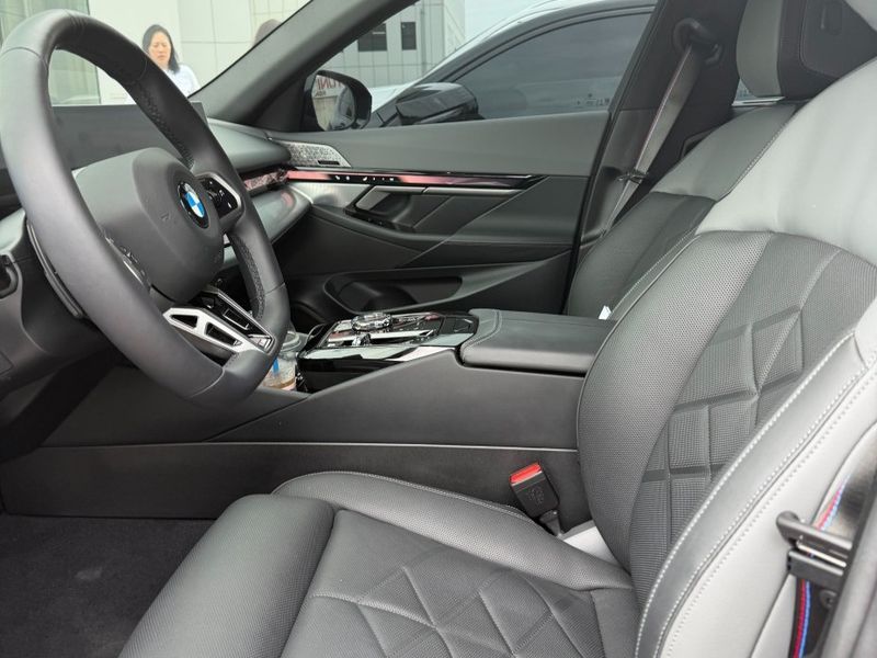 2026 BMW 5 Series 530i xDrive M Sport Pro Special Edition photo 9