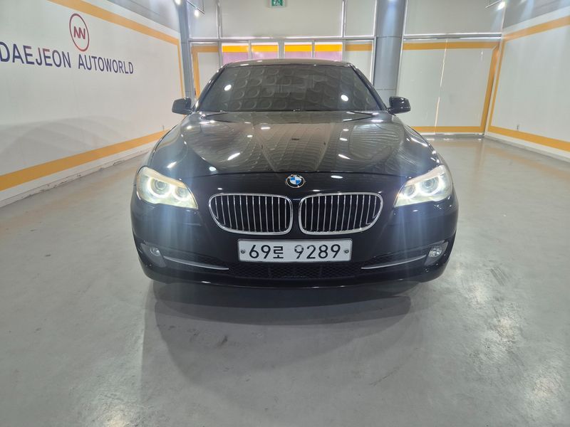 2013 BMW 5 Series 520d photo 1