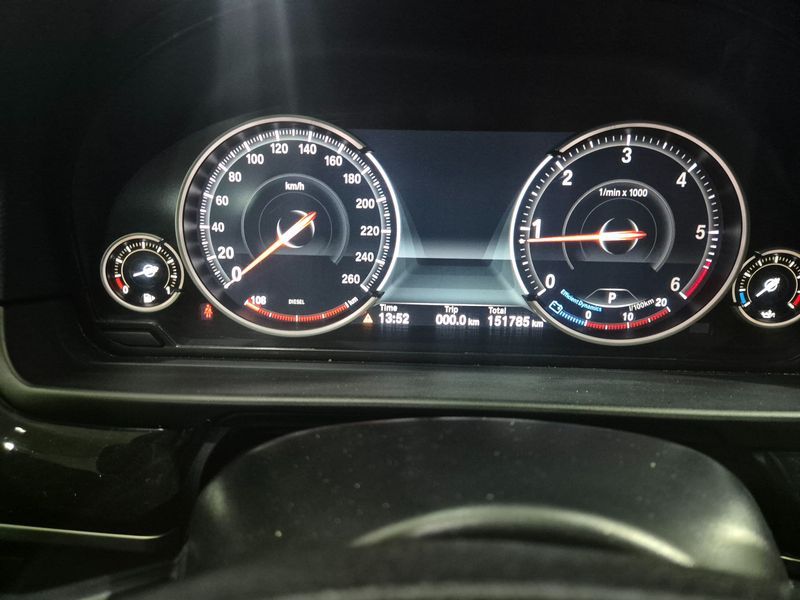 2013 BMW 5 Series 520d photo 13