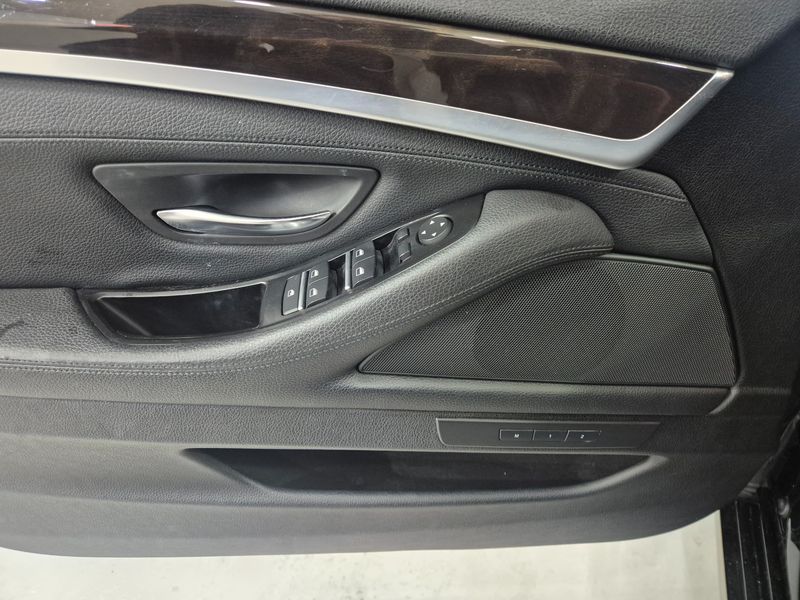 2013 BMW 5 Series 520d photo 14