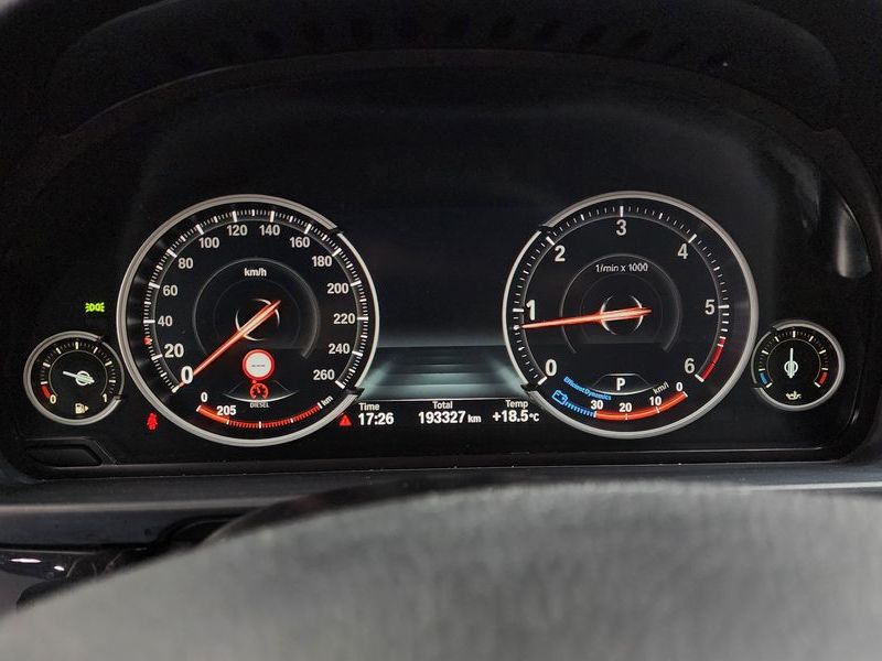 2014 BMW 5 Series 520d xDrive photo 8