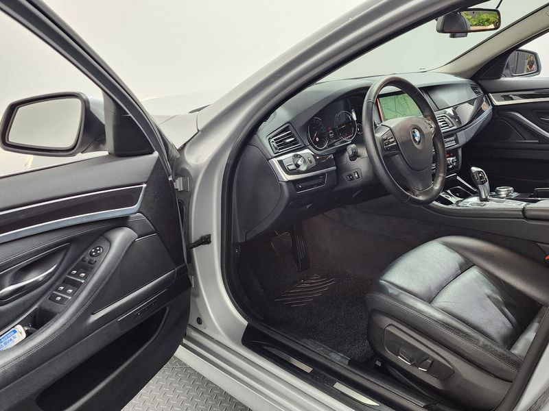 2014 BMW 5 Series 520d xDrive photo 10