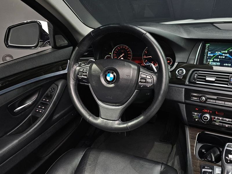 2014 BMW 5 Series 528i Luxury photo 13