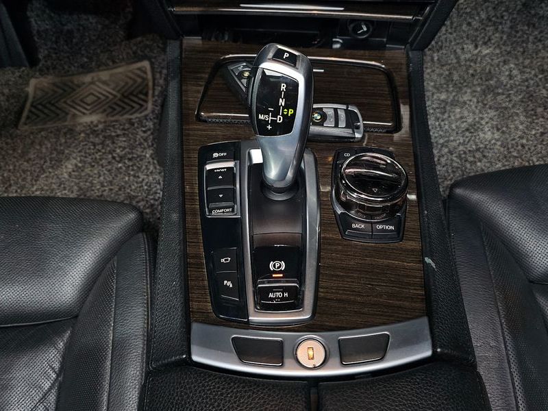 2012 BMW 7 Series 740Li photo 9