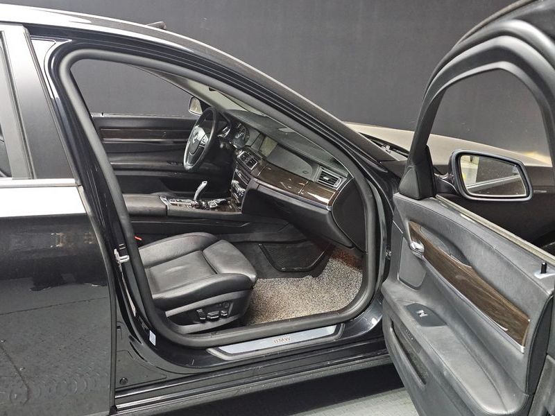 2012 BMW 7 Series 740Li photo 11