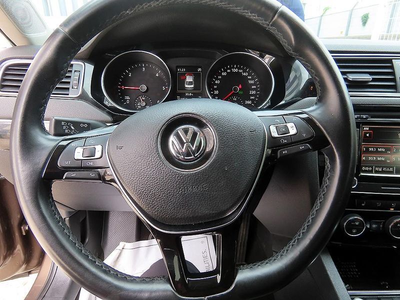 2015 Volkswagen Jetta 2.0 TDI BlueMotion Premium 6th photo 8