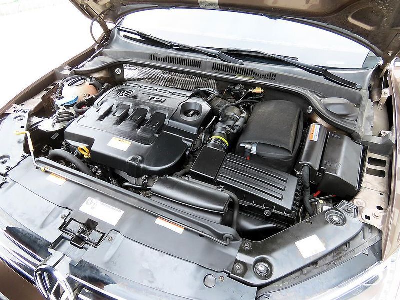 2015 Volkswagen Jetta 2.0 TDI BlueMotion Premium 6th photo 19