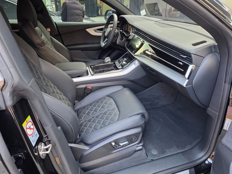 2023 Audi Q8 55 TFSI Quattro Premium photo 8