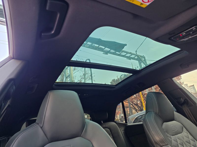 2023 Audi Q8 55 TFSI Quattro Premium photo 10