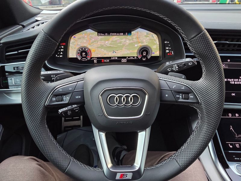 2023 Audi Q8 55 TFSI Quattro Premium photo 11