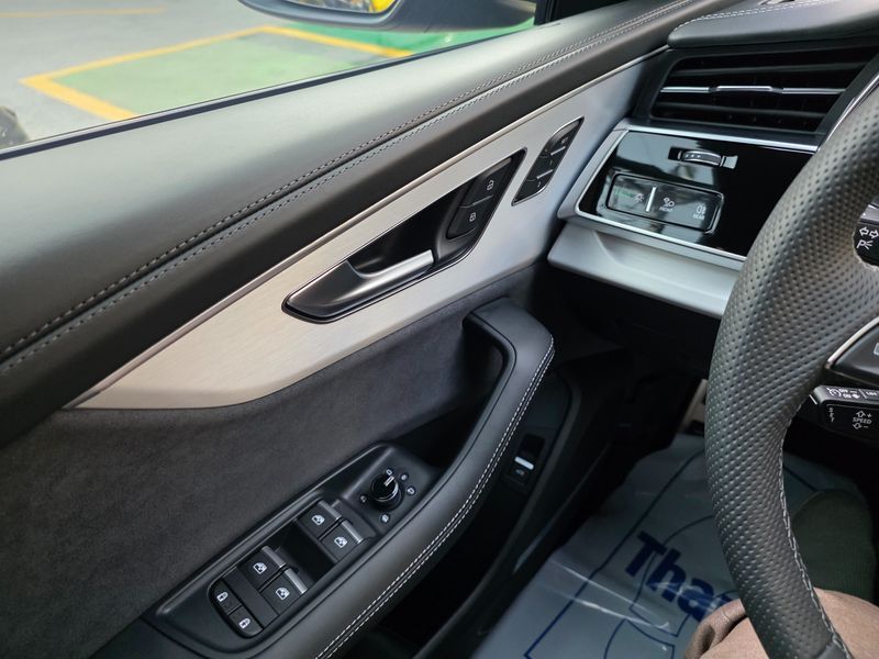 2023 Audi Q8 55 TFSI Quattro Premium photo 16