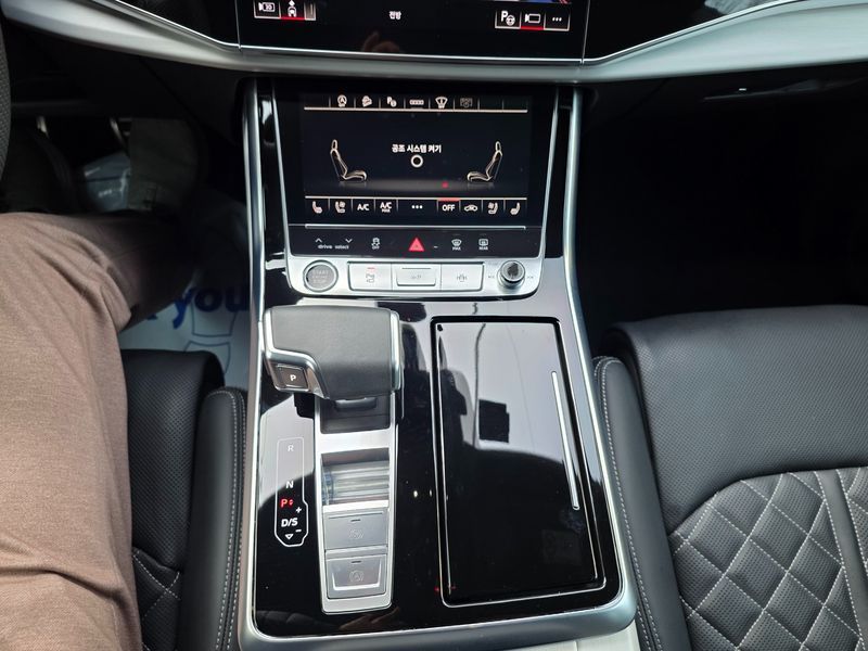 2023 Audi Q8 55 TFSI Quattro Premium photo 17
