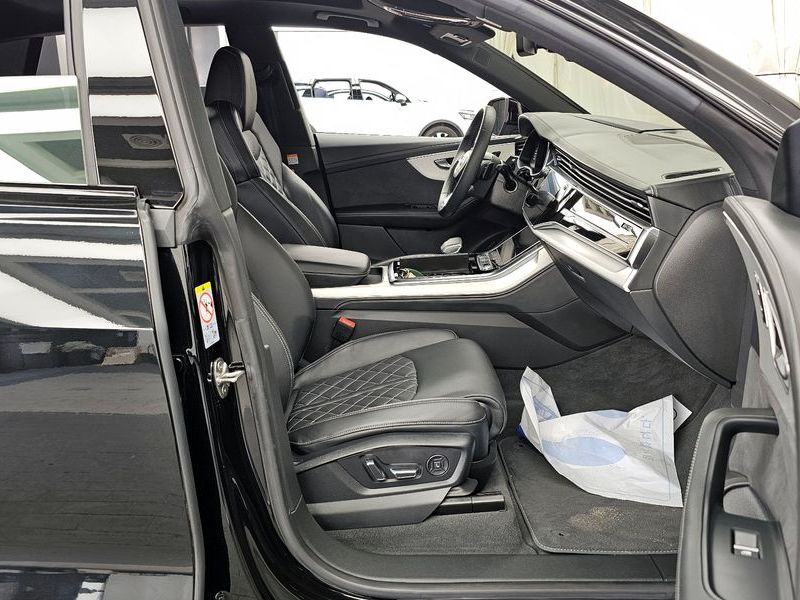 2023 Audi Q8 55 TFSI Quattro Premium photo 11