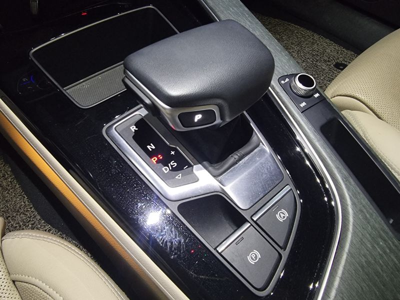 2023 Audi A4 40 TFSI Premium photo 9
