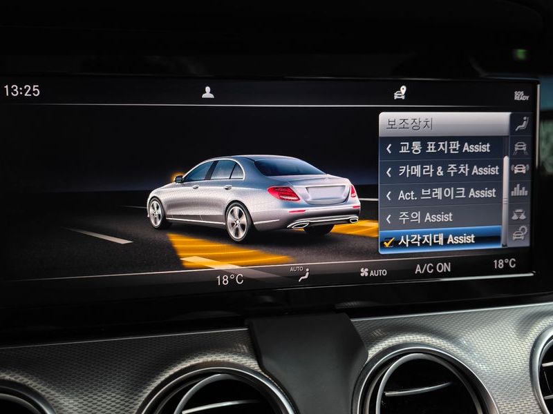2019 Mercedes-Benz E-Class E300 Avantgarde photo 17