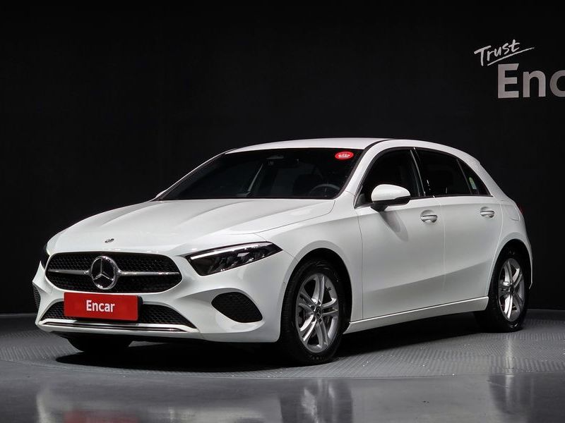 2025 Mercedes-Benz A-Class A220 Hatchback photo 1