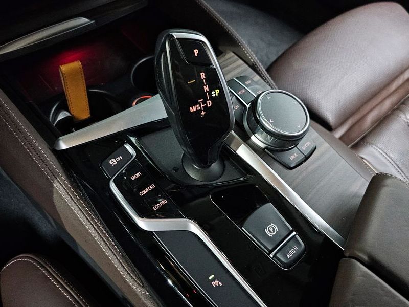 2020 BMW 5 Series 530i Luxury Plus photo 9