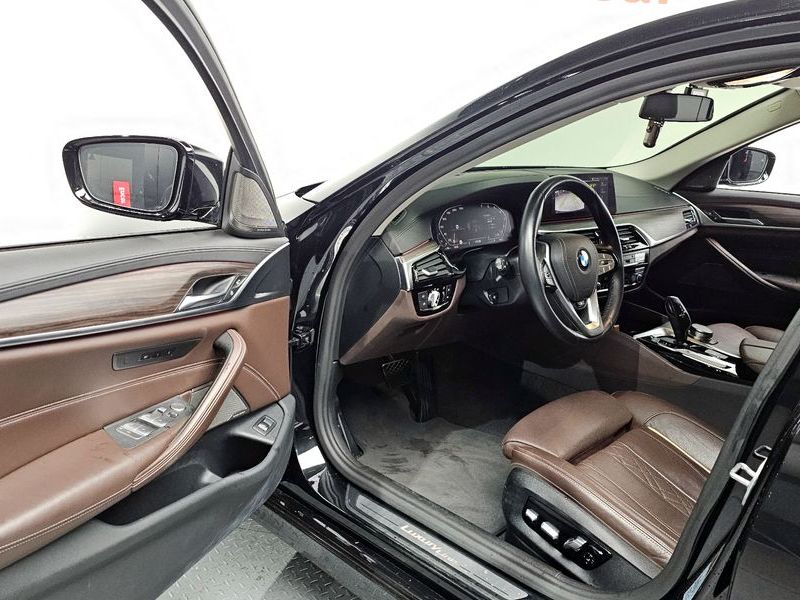 2020 BMW 5 Series 530i Luxury Plus photo 10