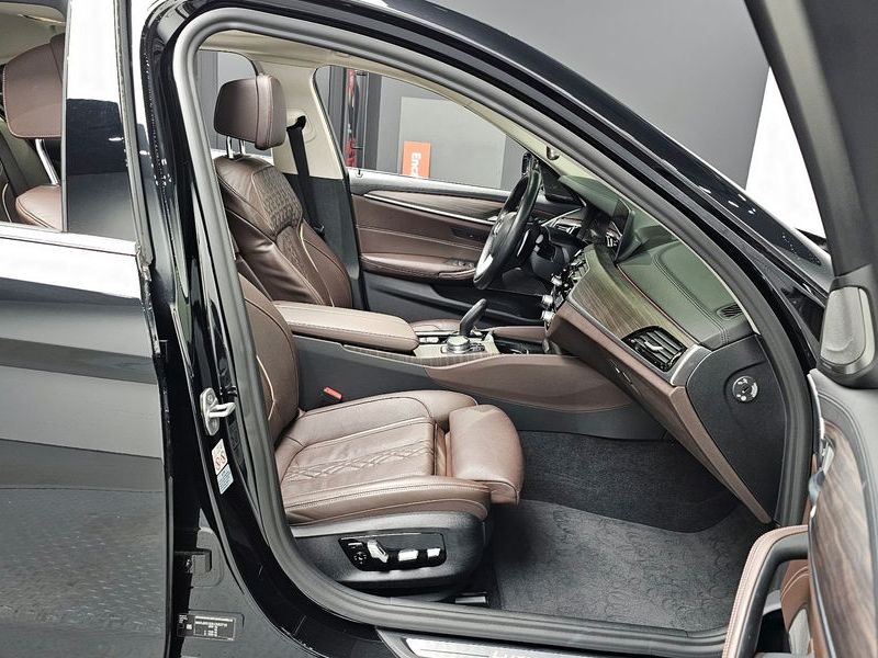 2020 BMW 5 Series 530i Luxury Plus photo 11