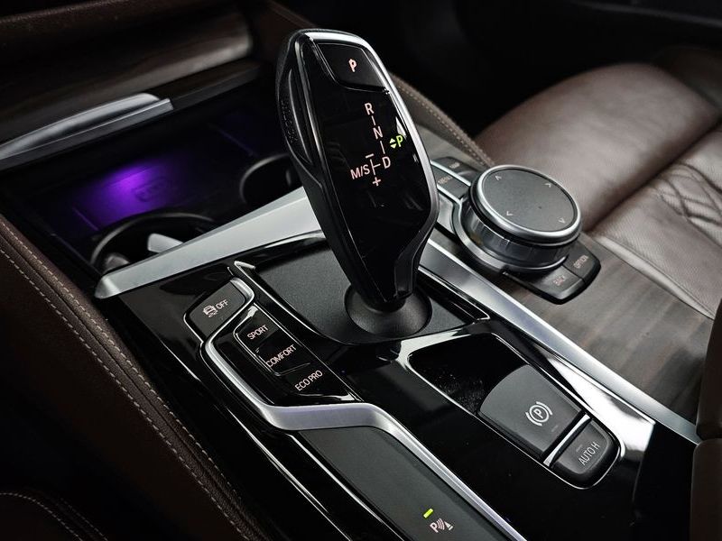 2020 BMW 5 Series 530i Luxury Plus photo 9