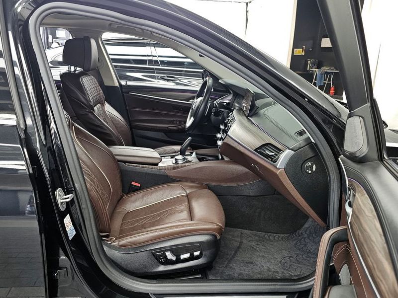 2020 BMW 5 Series 530i Luxury Plus photo 11