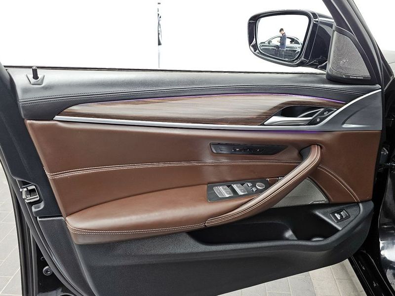 2020 BMW 5 Series 530i Luxury Plus photo 24