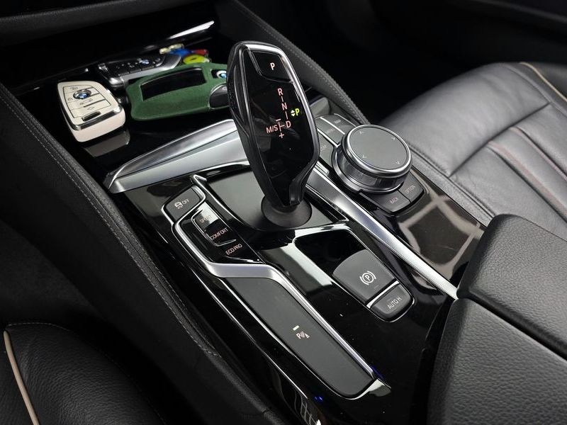 2018 BMW 5 Series 520i Luxury photo 9