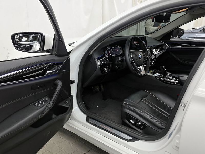 2018 BMW 5 Series 520i Luxury photo 10