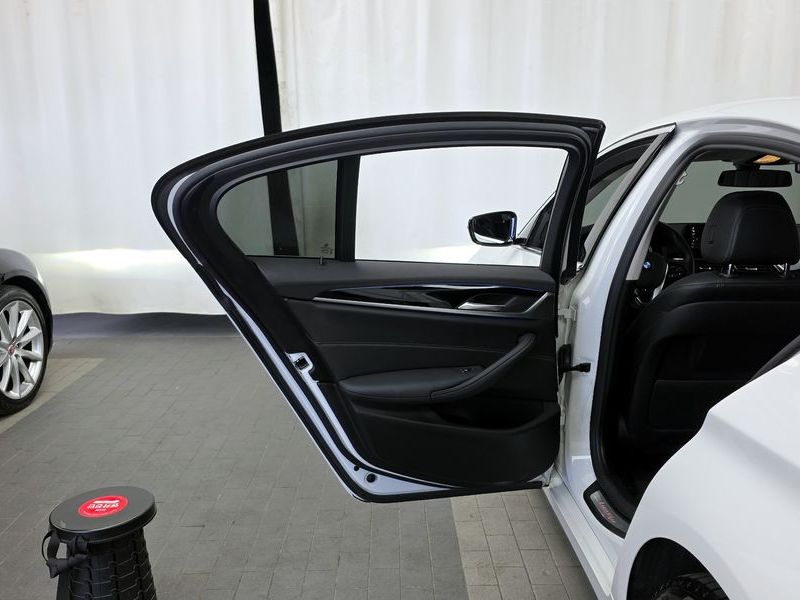 2018 BMW 5 Series 520i Luxury photo 25