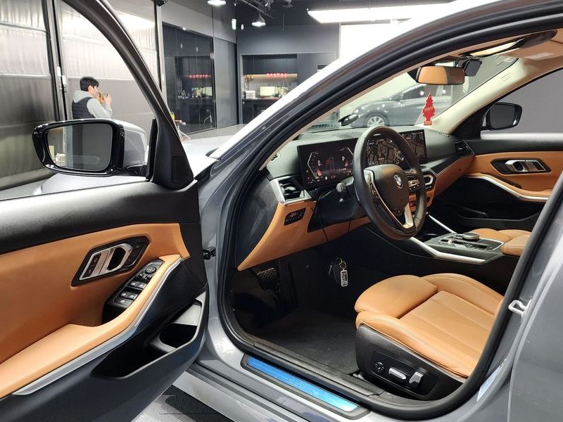 2023 BMW 3 Series 320i photo 10