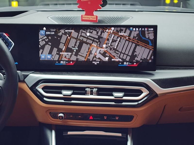 2023 BMW 3 Series 320i photo 14