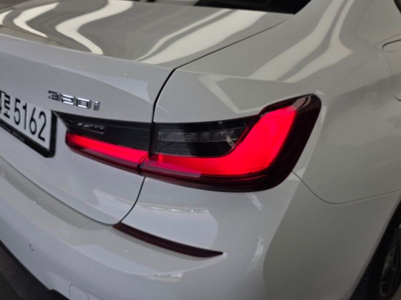 2022 BMW 3 Series 320i M Sport photo 23