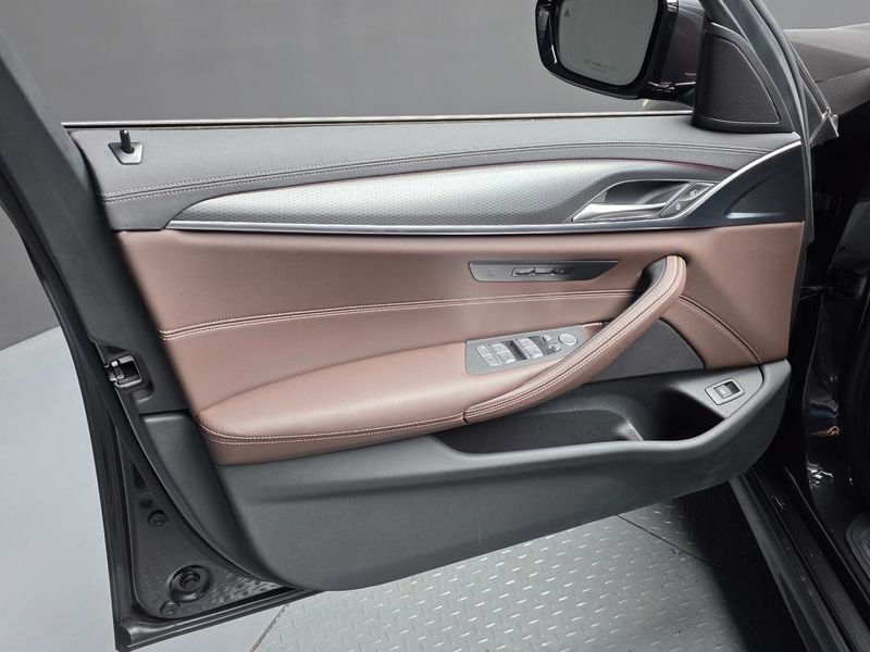 2023 BMW 5 Series 523d M Sport photo 24