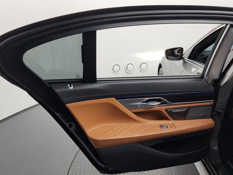 2020 BMW 7 Series 730Ld xDrive M Sport photo 25