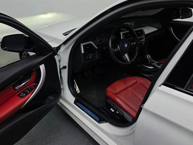 2017 BMW 3 Series 330i M Sport photo 10