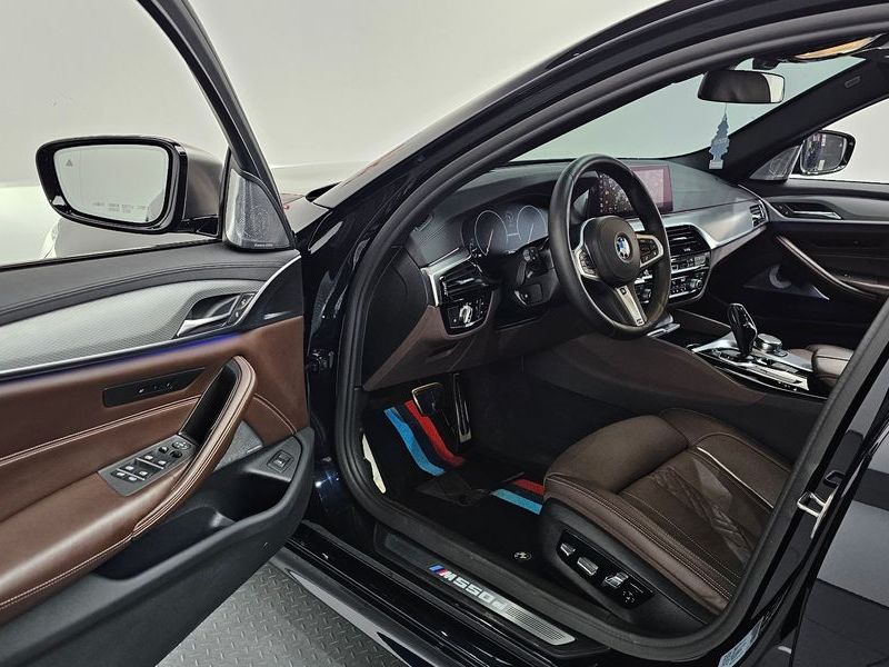 2019 BMW 5 Series M550d xDrive photo 10