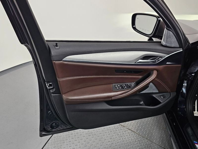2019 BMW 5 Series M550d xDrive photo 24