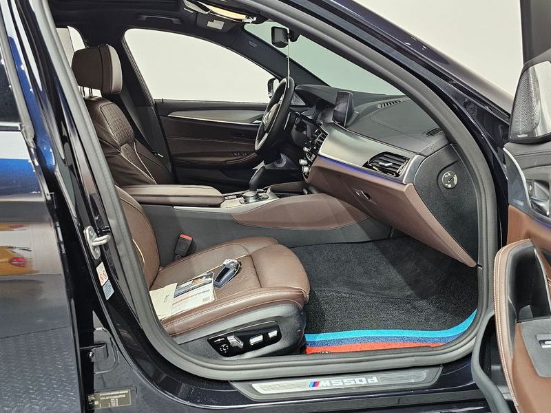 2019 BMW 5 Series M550d xDrive photo 26