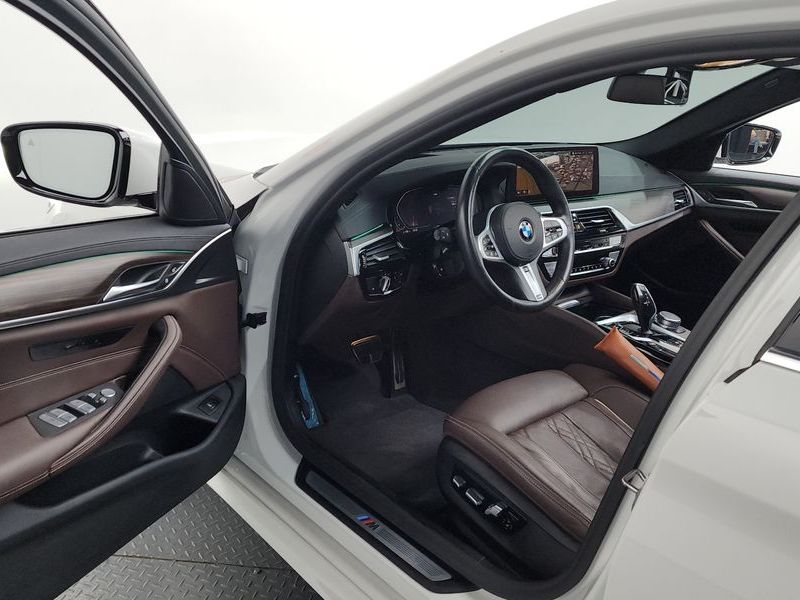 2021 BMW 5 Series 523d M Sport photo 10