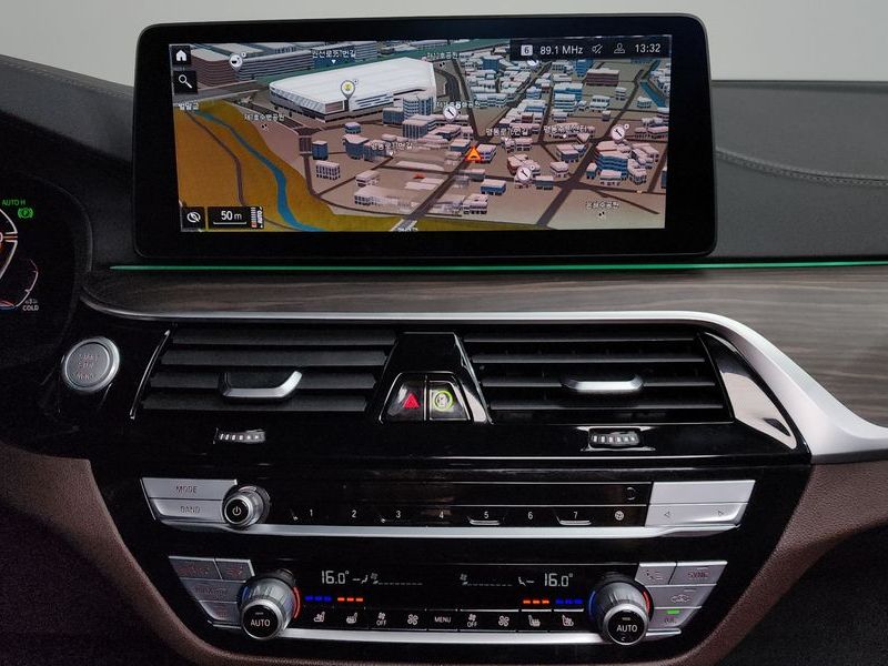 2021 BMW 5 Series 523d M Sport photo 12