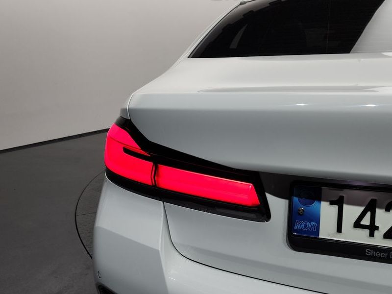 2021 BMW 5 Series 523d M Sport photo 23