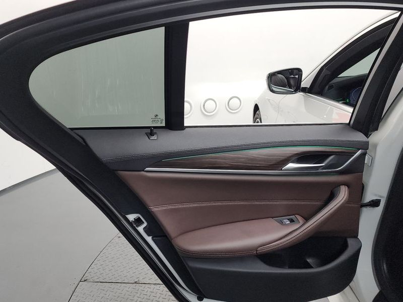 2021 BMW 5 Series 523d M Sport photo 25